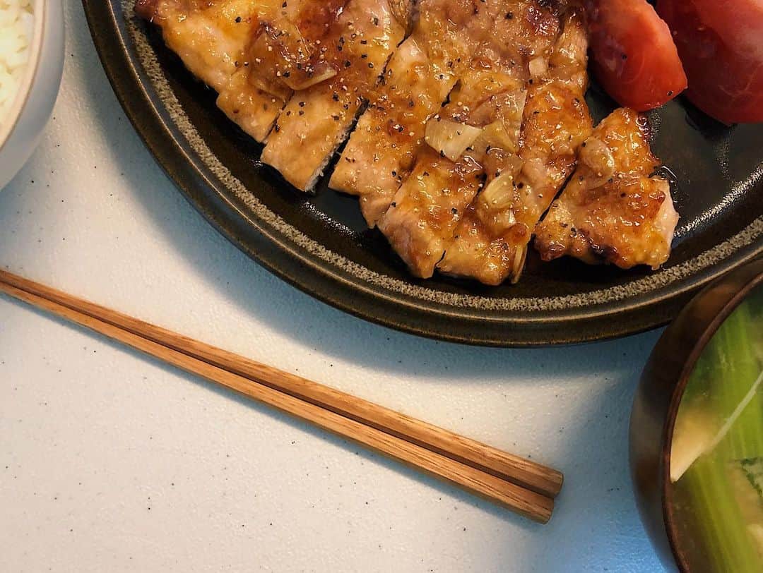 水戸悠夏子さんのインスタグラム写真 - (水戸悠夏子Instagram)「先日買った箸を使いたくて久しぶりの自炊。（簡単）ここ数ヶ月、引越しだのなんだのにかまけて外食ばかりだったので…。お箸買ったりお皿買ったりすると、それを使いたくなって料理しますね。笑　#ヒメミズキ」12月31日 2時08分 - mitoyukako