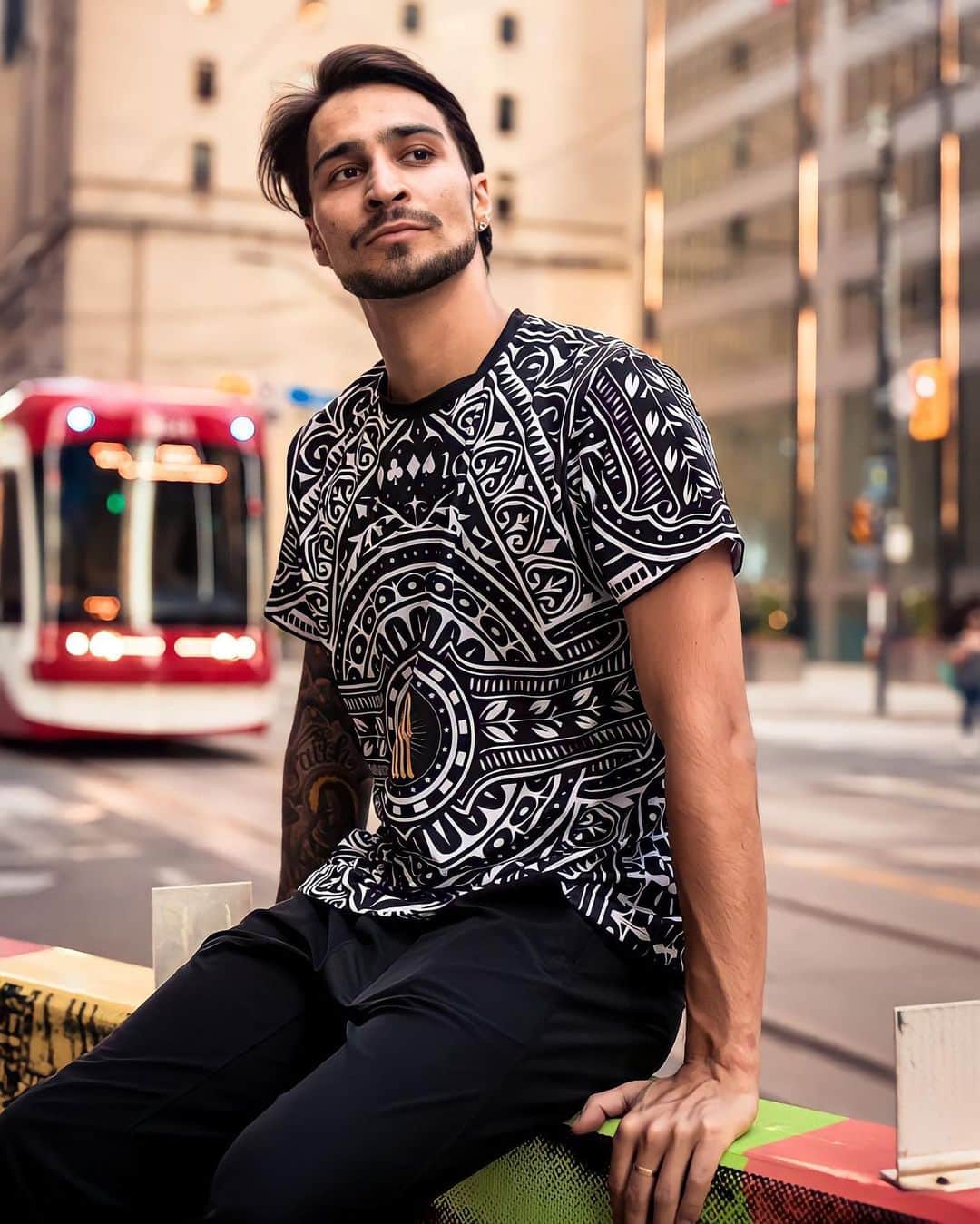 イヴァン・リギーニのインスタグラム：「Me and my team @imanfashionofficial want to say THANK YOU for this 2020😊  Thank you for choosing brand IMAN, we promise to delight you in 2021 with cooler collections, more stylish looks and interesting outfits✨  Thank you for supporting and believing in us❤️  We wish you new achievements, new opportunities and more inspiration in the New year💥  P.S. What have you got for your beloved ones for the New Year years Eve?) 🎁」