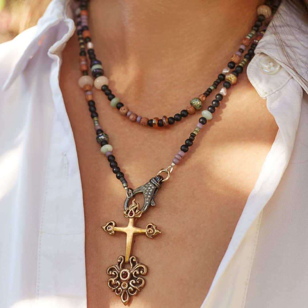 キャサリン ミッシェルさんのインスタグラム写真 - (キャサリン ミッシェルInstagram)「The Margaux  necklace with diamond clasp is the perfect companion for the Sacred Cross. Shown here in bronze with garnet,pink & orange sapphire #youknowyouwantit #youknowyouloveit #jewelryasmedecinecm #sacred #cross #croce #bronze #diamond #croix #sapphire #heirloom #collect #iconic」12月31日 2時22分 - catherinemichiels