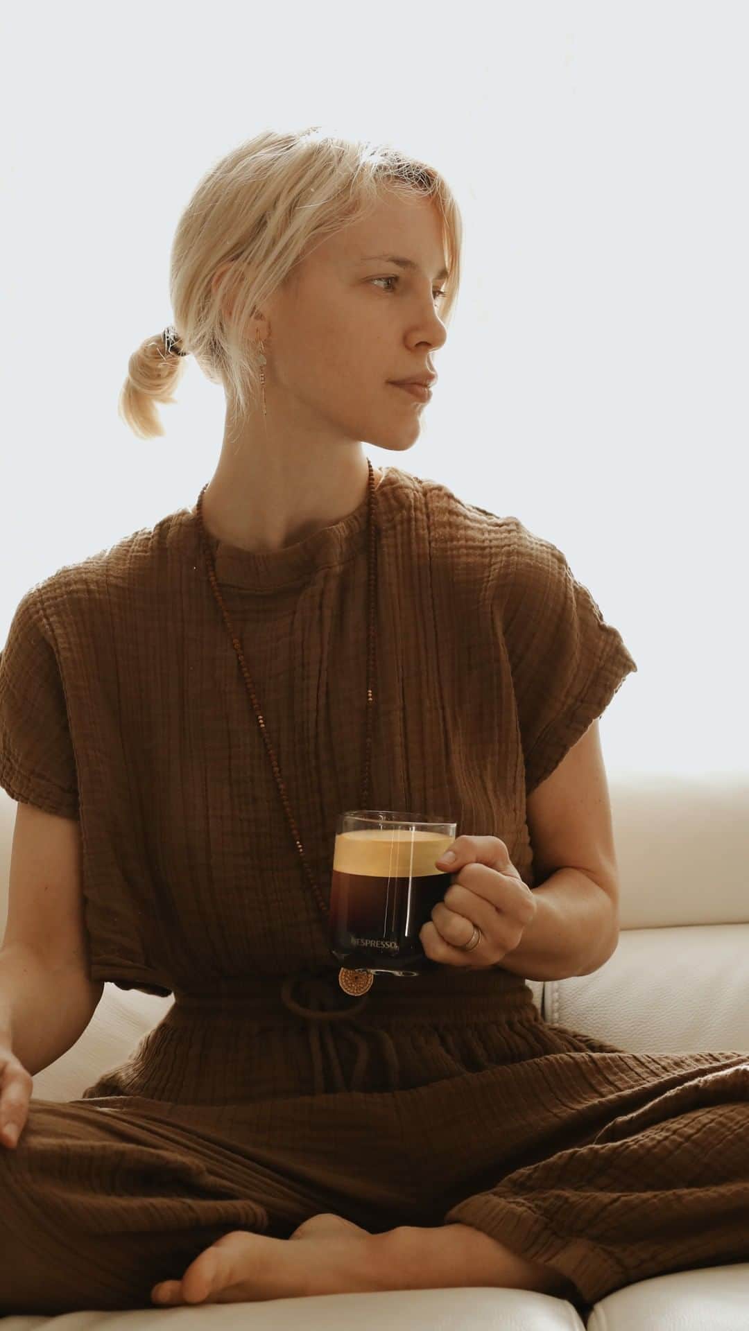 Nespressoのインスタグラム：「Who else is feeling reflective as this unordinary year comes to a close?  Master yogi @aria.official taught us yoga postures and breathing exercises during her virtual class. Take a moment to grab your mat, your coffee and follow along for a moment of calm and clarity.  ☕ Tag @nespresso #NespressoEditions and share your relaxing and reflective moments with us.」