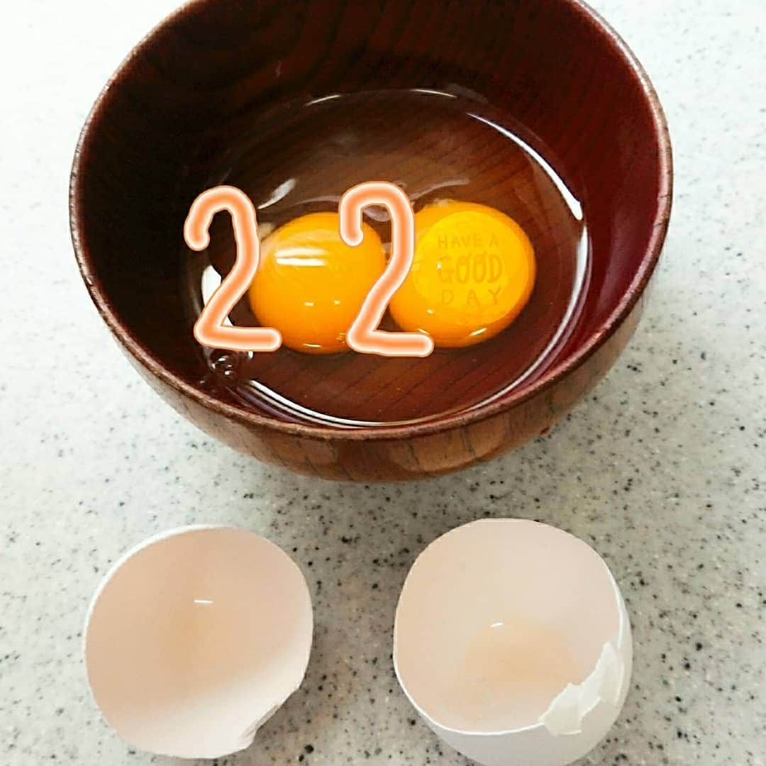 中田有紀さんのインスタグラム写真 - (中田有紀Instagram)「2020年も終わりですね。 今年一年ありがとうございました😊 最後の一日も素晴らしい日でありますように✨ そして、よいお年をお迎えください🐁➡️🐂 卵を割ったら双子ちゃんでした‼️😳 #大晦日 #よいお年を #ふたごたまご #2020」12月31日 2時32分 - akinakada0508