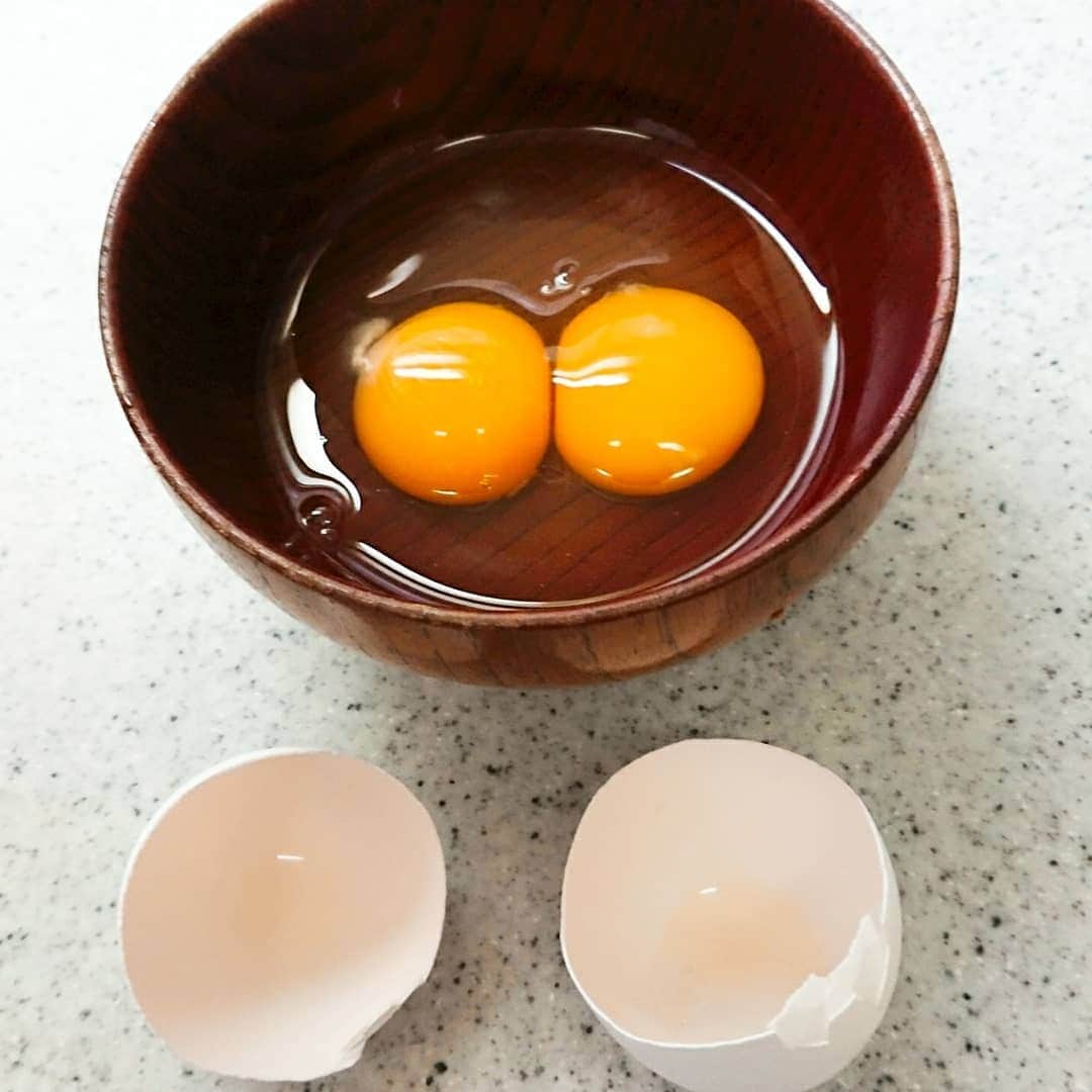 中田有紀さんのインスタグラム写真 - (中田有紀Instagram)「2020年も終わりですね。 今年一年ありがとうございました😊 最後の一日も素晴らしい日でありますように✨ そして、よいお年をお迎えください🐁➡️🐂 卵を割ったら双子ちゃんでした‼️😳 #大晦日 #よいお年を #ふたごたまご #2020」12月31日 2時32分 - akinakada0508