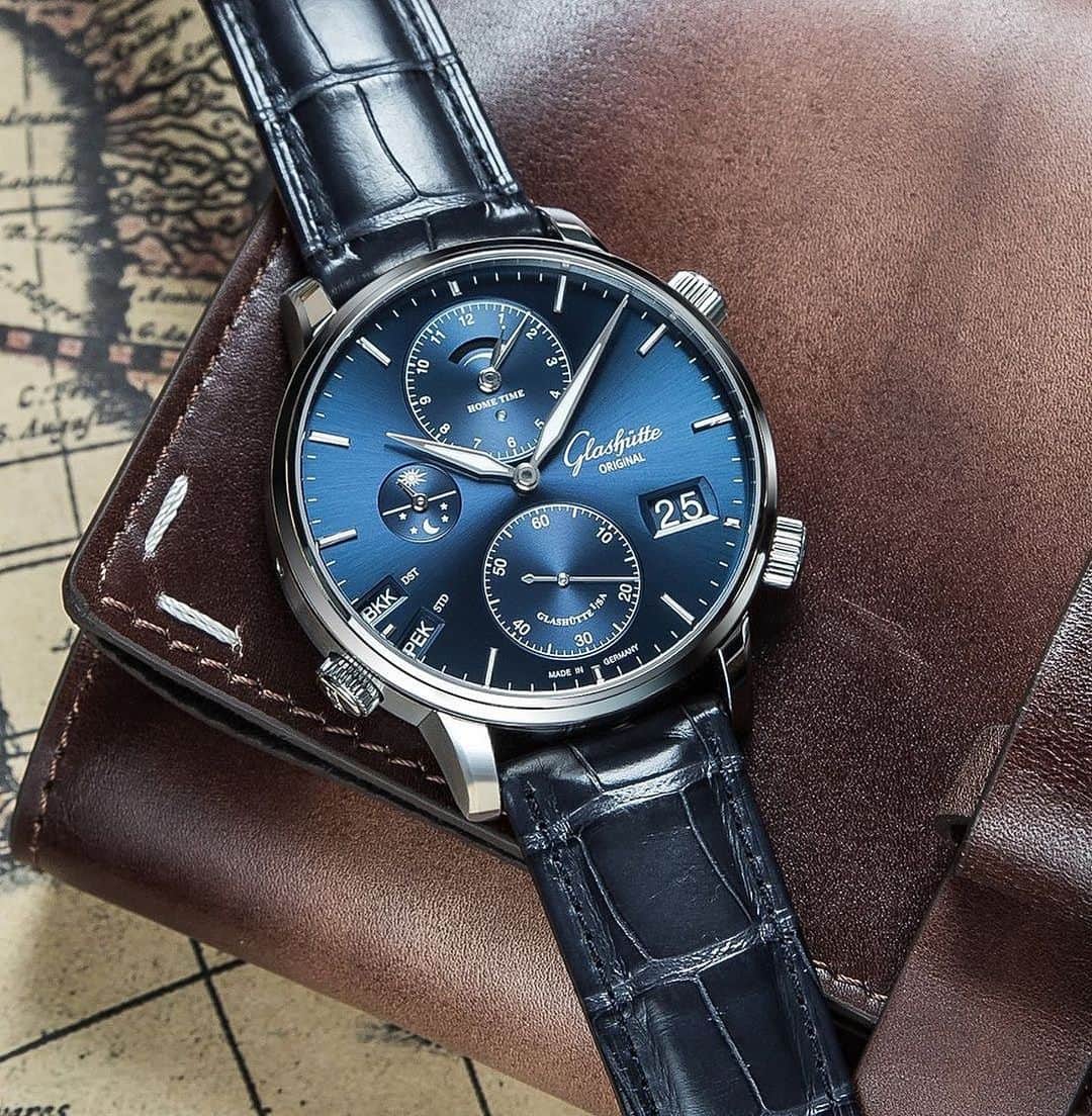 Daily Watchさんのインスタグラム写真 - (Daily WatchInstagram)「Whether travelling between continents or keeping track of office hours around the globe, the @GlashuetteOriginal Senator Cosmopolite is your key to 35 time zones of the world. The intelligent timepiece combines a uniquely comprehensive, yet intuitive world time display with globally recognized IATA codes that make it very easy to keep track of the different time zones around the globe 🌍 #GlashütteOriginal」12月31日 2時24分 - dailywatch