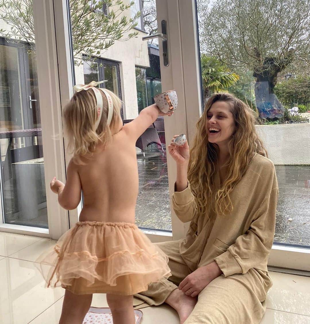 フィービー・トンキンのインスタグラム：「I cannot with this photo of soul sis @teresapalmer and Poet in @shoplesjour heart exploded I am deceased ✨」
