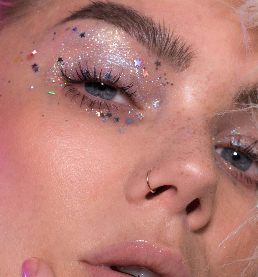 Linda Hallbergさんのインスタグラム写真 - (Linda HallbergInstagram)「One of the last looks of the 2020! Right now I just want to cover my whole face in glitter and say bye bye to this shitty year of 2020! How about you?  Product list  Base @lhcosmetics Infinity Palette – Cigar, Maffei, Andromeda, Milky Way & infinity filter light  Eyes @lhcosmetics Interstellar Supernova @nyxcosmeticsnordics glitter lumi-lights @shrine glitter Unicorn Dreams @lhcosmetics infinity power lash waterproof mascara  Lips @lhcosmetics Infinity Glass」12月31日 2時41分 - lindahallberg