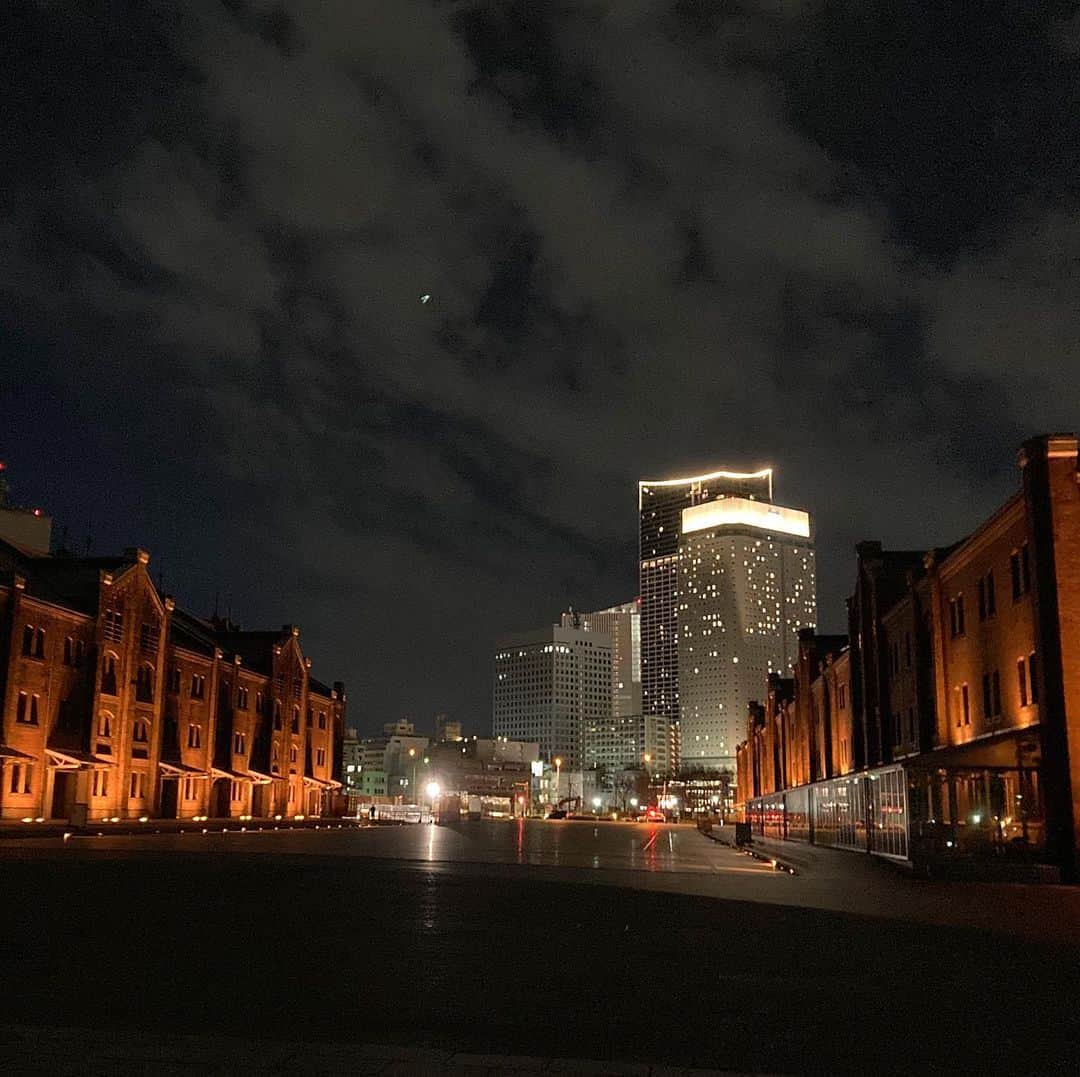 のインスタグラム：「車で移動して強い風に吹かれるだけでも娯楽になる。 #Yokohama」