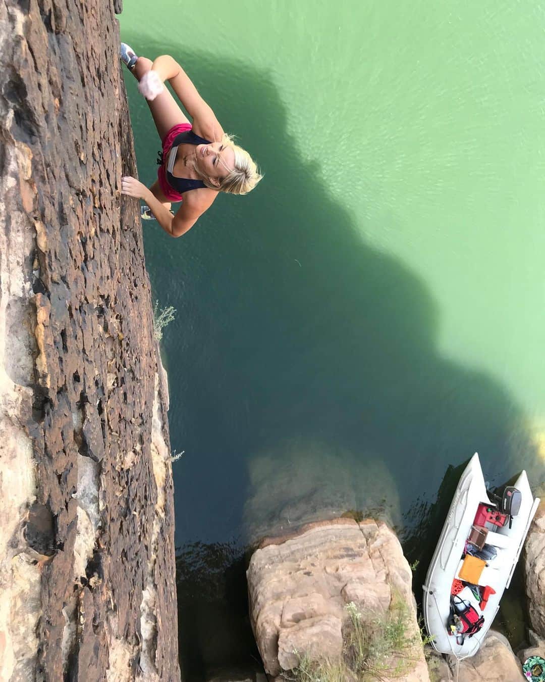 シエラ・ブレア・コイルのインスタグラム：「Dreaming about those warm summer days and DWS right about now 😍 A big thanks to @myclimbapp for helping me keep track of all of my climbing, indoors, outdoors, and above the water 😜 #LearnTrainClimb #LogAnyClimbAnywhere」