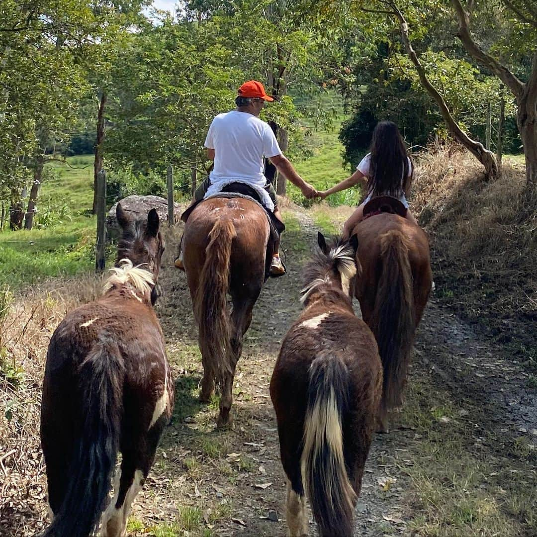 ファン・パブロ・モントーヤのインスタグラム：「Montando a caballo con la familia」