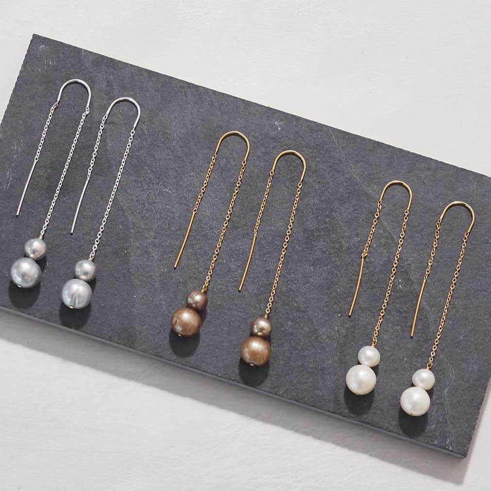 チャンルーのインスタグラム：「Quite possibly the most versatile earrings ever. These pearl thread-thrus look just as good with a casual t-shirt and jeans as they do with a dressier look.」