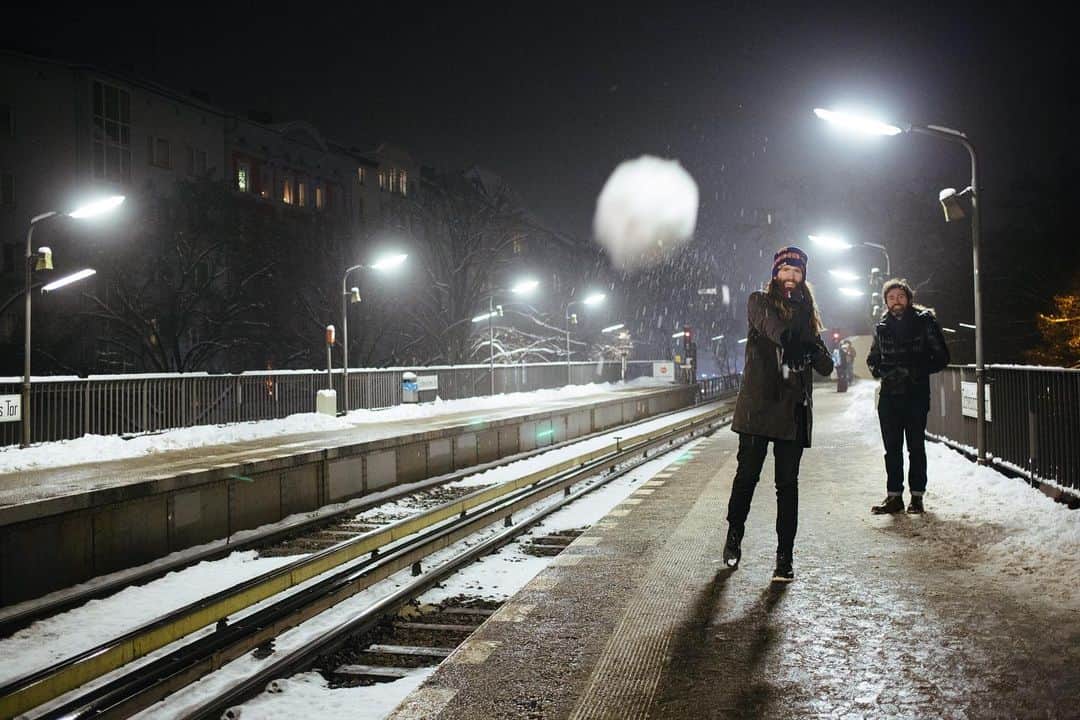ローレン·ランドルフのインスタグラム：「Six years ago I was in Berlin, and this still remains one of my all-time favorite photos I’ve made. A combination of people, place, and timing makes this random shot at the train station something very special to me. I always miss that city most in the Winter months. ❤️🇩🇪❄️ I also don’t remember if that snowball actually hit me or not.」