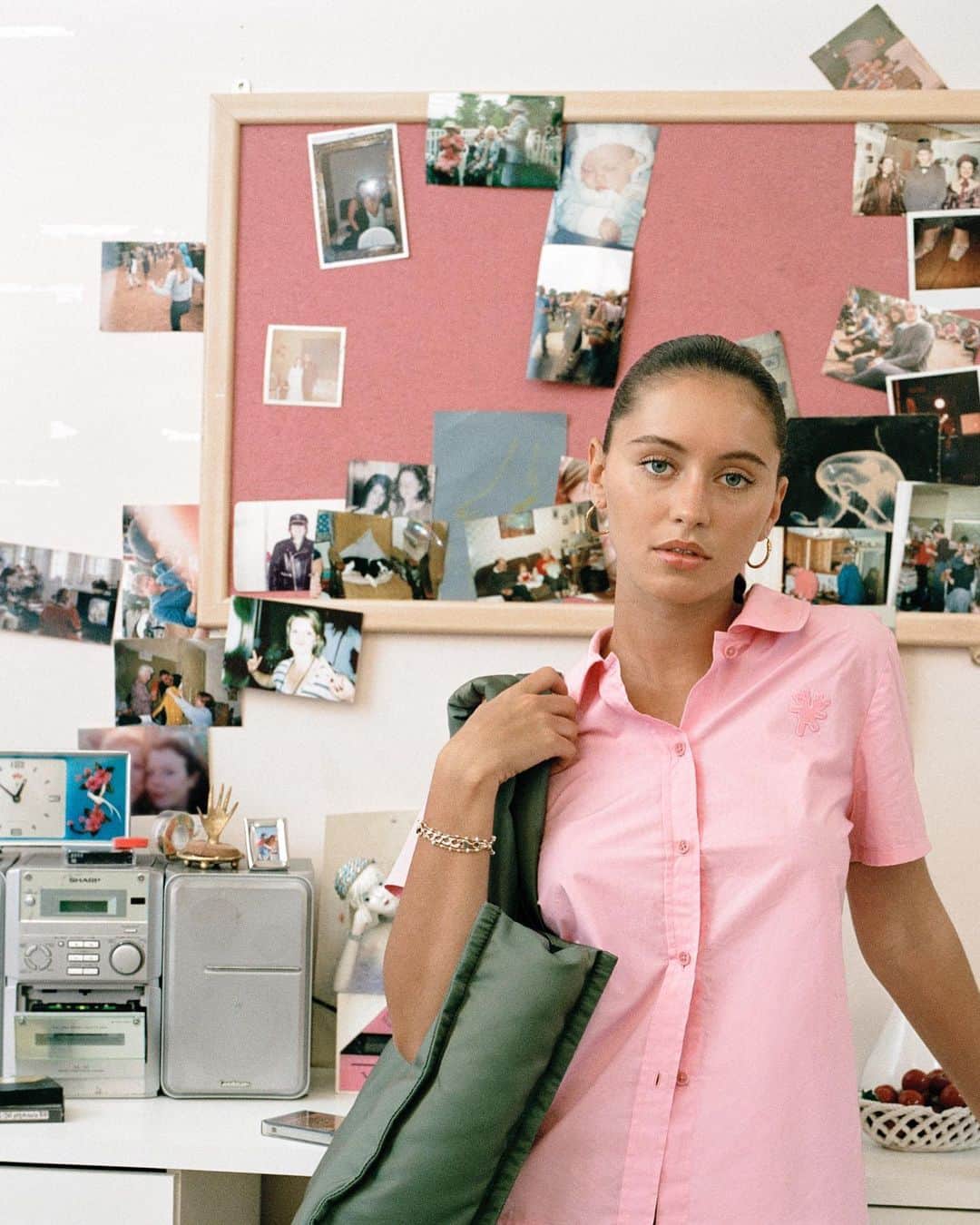 Marc Jacobsのインスタグラム：「Iris wears the Nylon Tote from HEAVEN by MARC JACOBS.  Photographed by @LarissaHofmann Styled by @EmersonDanielle  September 2, 2020 in London, England.」