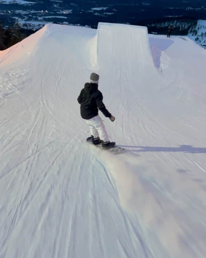 マルクス・クリーブランドのインスタグラム：「1 or 2 pt3🤷🏼 vid: @martinhk  #snowboarding」