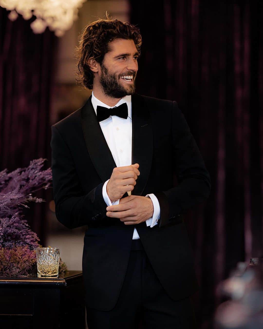 MR PORTERのインスタグラム：「While it might be easy to stay in your pyjamas until the 1st of January, we encourage you to put on your finery (like the Friends of MR PORTER, here) and ring in the new year in style. And yes, you can get dressed up even if you are spending tomorrow evening parked in front of the television. Chin-Chin! 🍾 #FriendsofMRPORTER 📸 : @leighbrun」