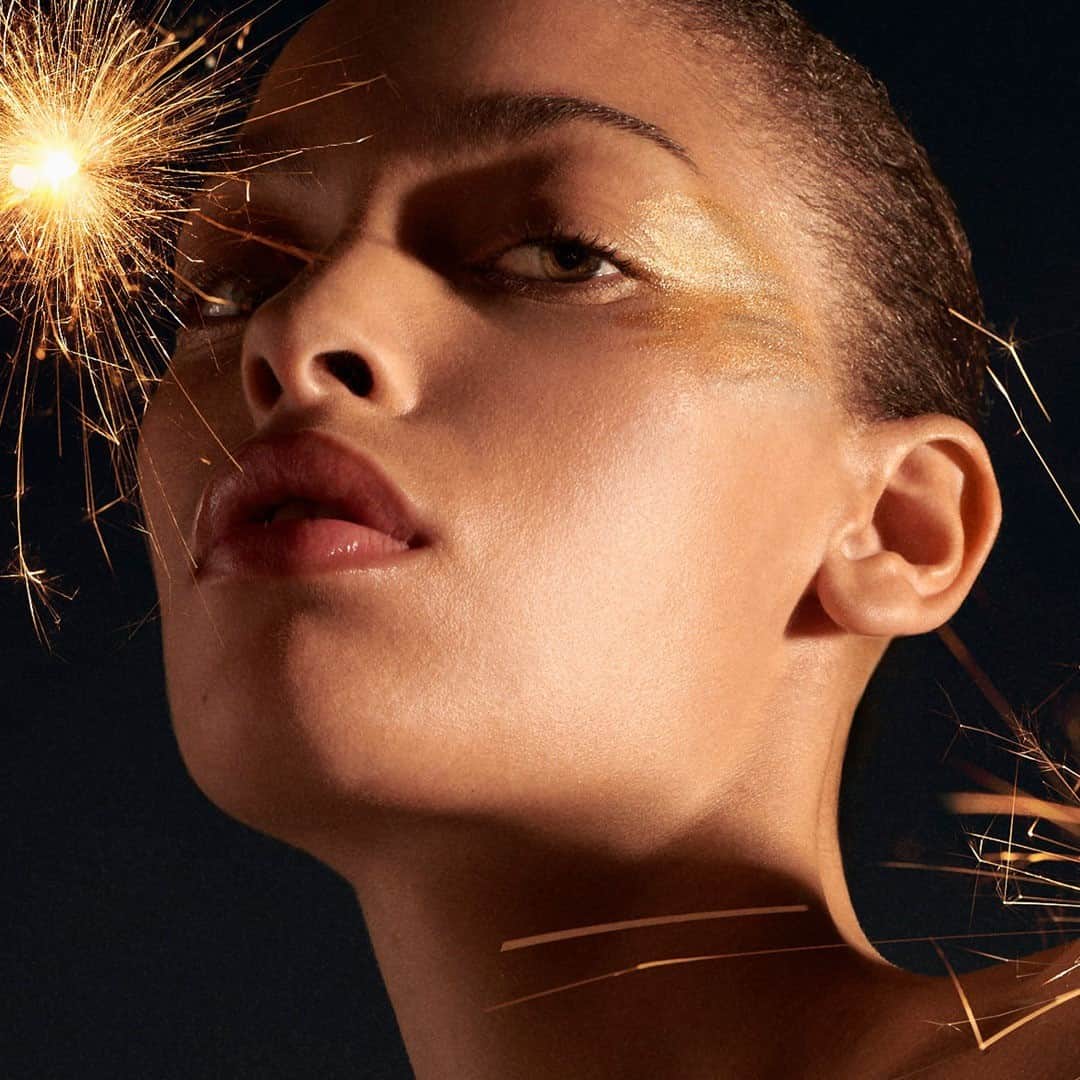 Yves Saint Laurent Beautyさんのインスタグラム写真 - (Yves Saint Laurent BeautyInstagram)「Continue to be a fire cracker in the night…. Happy New Year, YSL Beauties! SEQUIN CRUSH in N°1 LEGENDARY GOLD #yslbeauty #nye #daretoshine」12月31日 2時58分 - yslbeauty