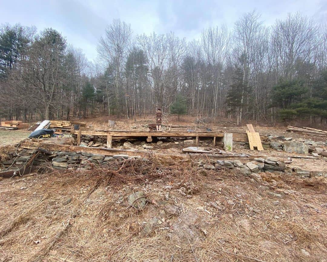 メーガン・ブーンのインスタグラム：「As we dismantle our 300-year-old barn to give it a new life, for a brief moment it was a stage. Happy New Year」