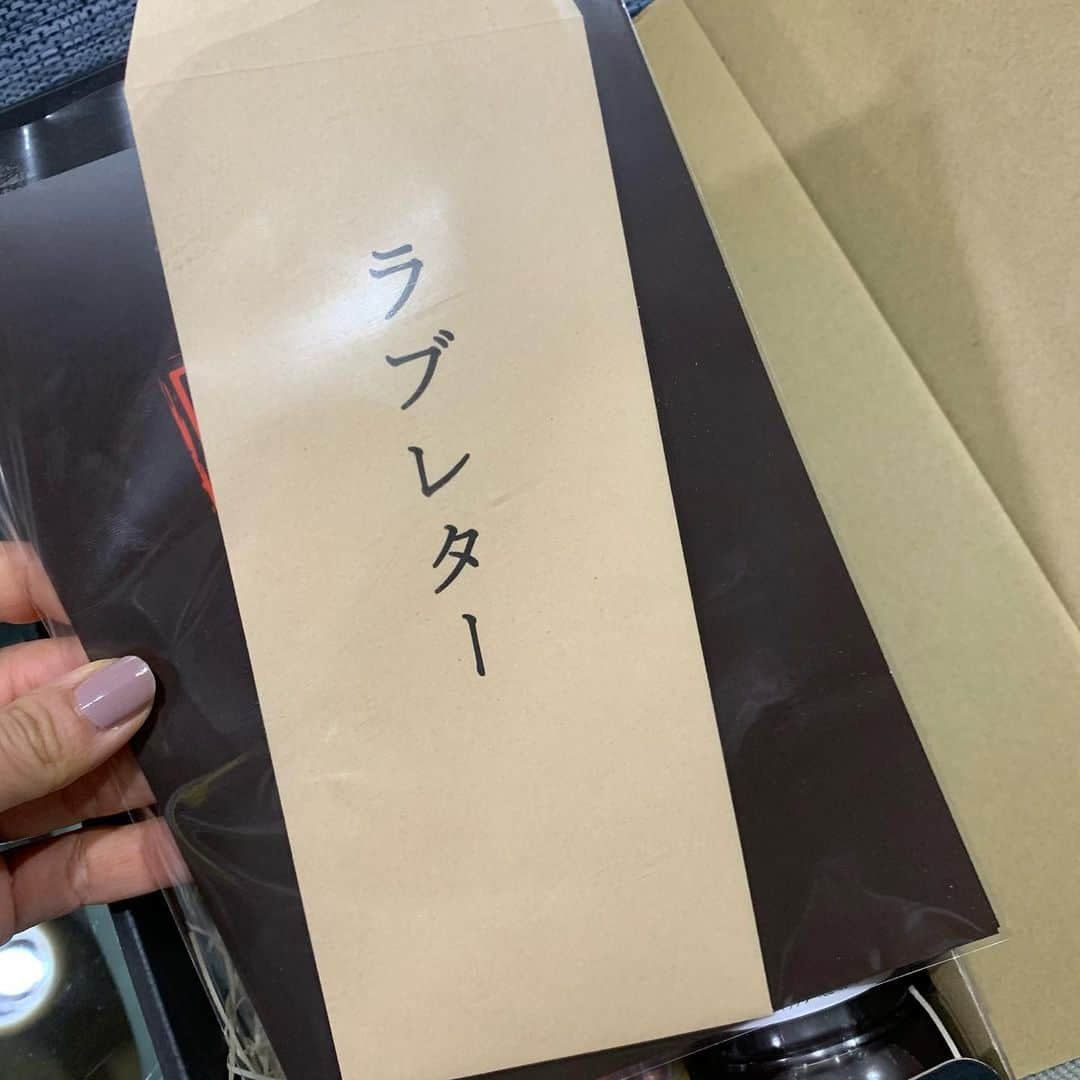 江口ともみさんのインスタグラム写真 - (江口ともみInstagram)「井上公造さんから「牛恋」のモツ鍋と希少なお肉の焼き肉セットを先日贈って頂きました😍💕  可愛いラブレター付き😆  冷凍で届き、食べ方説明も付いているのでお店の味がお家で楽しめました😆✨もっとしっかり写真を撮らなくちゃと思ってたのに、焼き肉はうっかりどんどん焼いて無くなってしまって😅  １本ハラミはハート型に♥️  どれも美味しかったです😆 モツ鍋は〆のラーメンも美味しかったなぁ😆 公造さんありがとうございました😊  #fumofumosan #フモフモさん  #牛恋#モツ鍋#焼き肉」12月31日 3時08分 - tomomin.eguchi