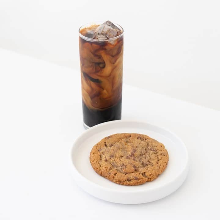 Blue Bottle Coffeeのインスタグラム：「End the year on a sweet note with a special treat from us. Like chocolate milk for grown-ups, our creamy New Orleans–Style Iced Coffee is a wonderful pick-me-up. It’s only made better with our Chocolate Chunk Cookie. Try this pairing for a special price ($5), available only on the app for a limited time. Use the link in bio to download the app. ⁠」