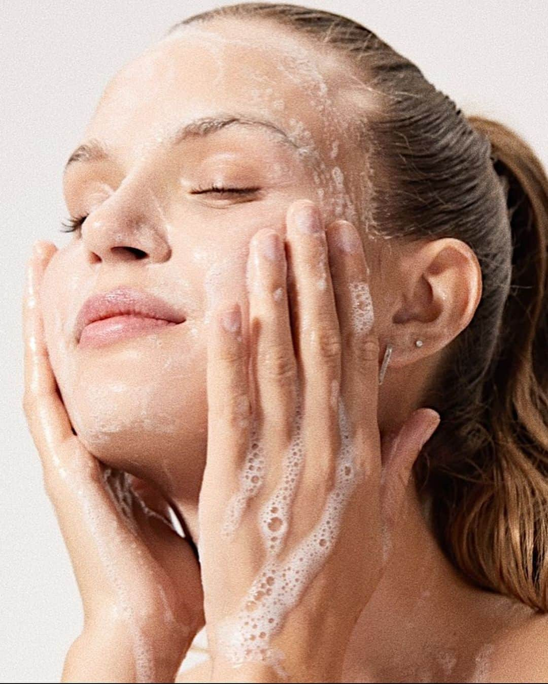 ジョセフィン・スクリヴァーさんのインスタグラム写真 - (ジョセフィン・スクリヴァーInstagram)「Fresh and clean face 🧖‍♀️with @alo #AloGlow #alopartner 🥰 one skincare rule i live by will always be: clean your face of make up and the days dirt before bed! Your skin will thank you 🙏🏻🙏🏻🙏🏻」12月31日 3時04分 - josephineskriver