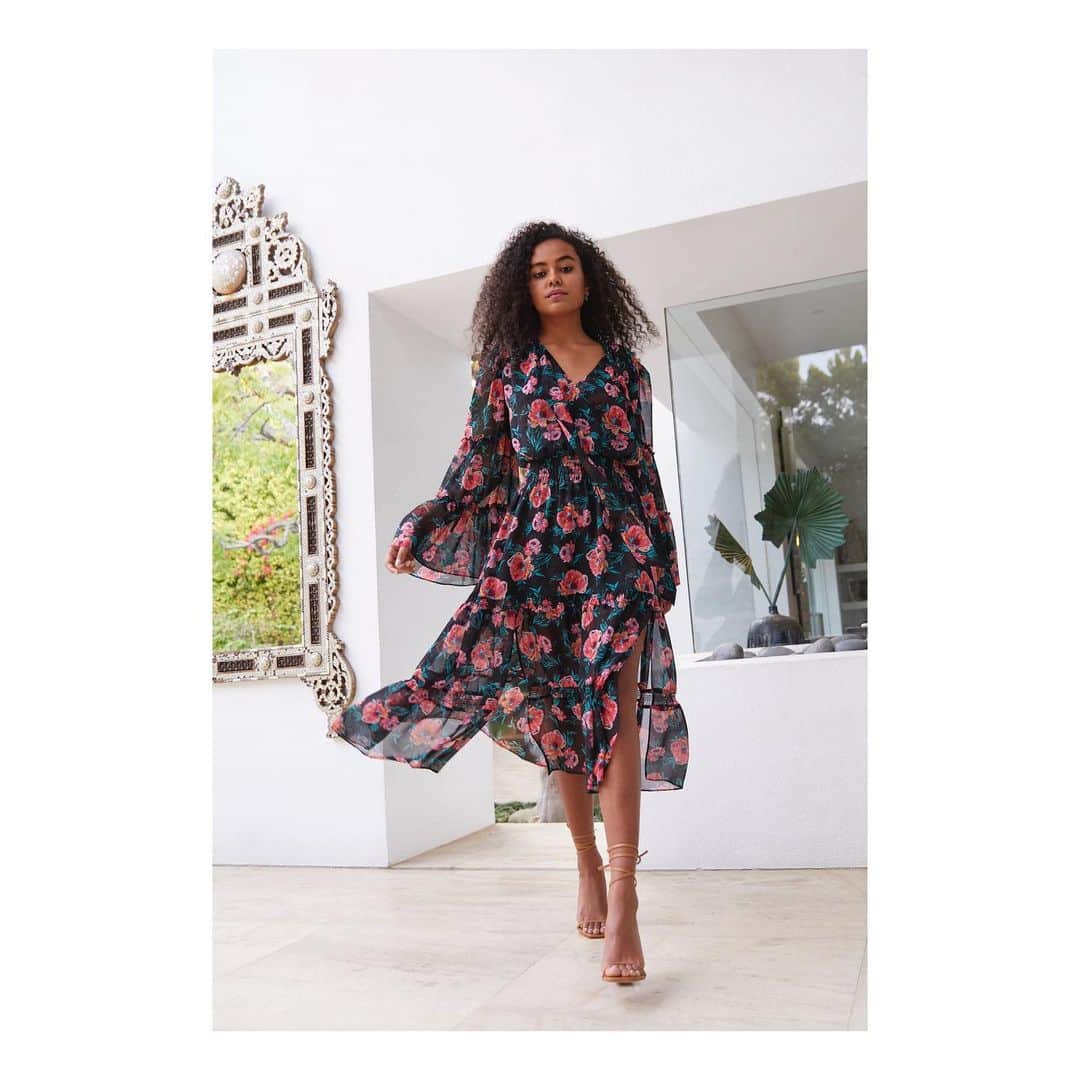 ティーバッグスのインスタグラム：「Coming up roses ✨ Walking into the New Year in our new Celeste dress. #MISAworld」