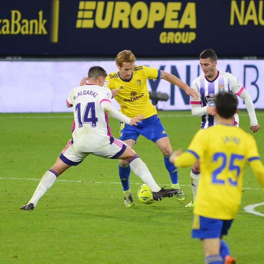 アレハンドロ・フェルナンデス・イグレシアスのインスタグラム：「Buen punto ayer del equipo, mucho que mejorar, será una temporada larga y muy dura pero confiaremos hasta el final en los nuestros 💛💙」