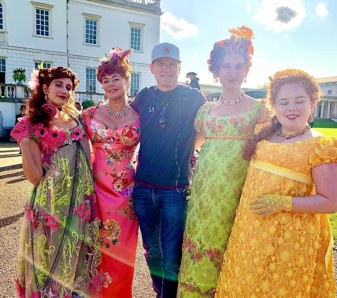 トム・ベリカのインスタグラム：「A thorn between these roses. The incomparable Featheringtons! @bridgertonnetflix @nicolacoughlan #HarrietCains @missbessb #PollyWalker @shondaland @netflix #bridgertonnetflix  #directorsPOV」