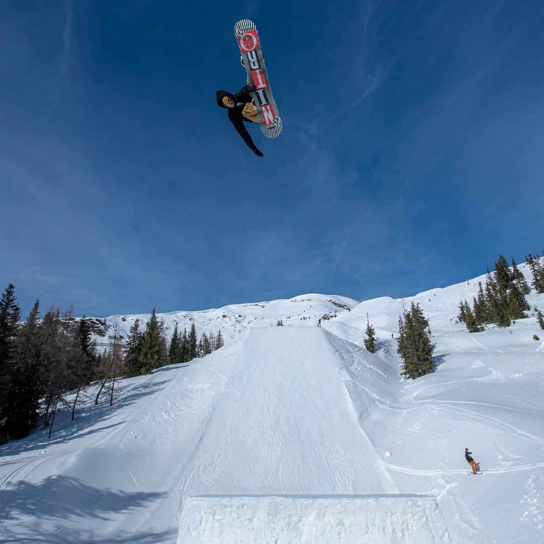 ボルコムのインスタグラム：「@torgeirbergrem 🚀  blasting on our @nitrousa Beast board!  👉  vol.cm/snow 👈  📸  @vernondeck」