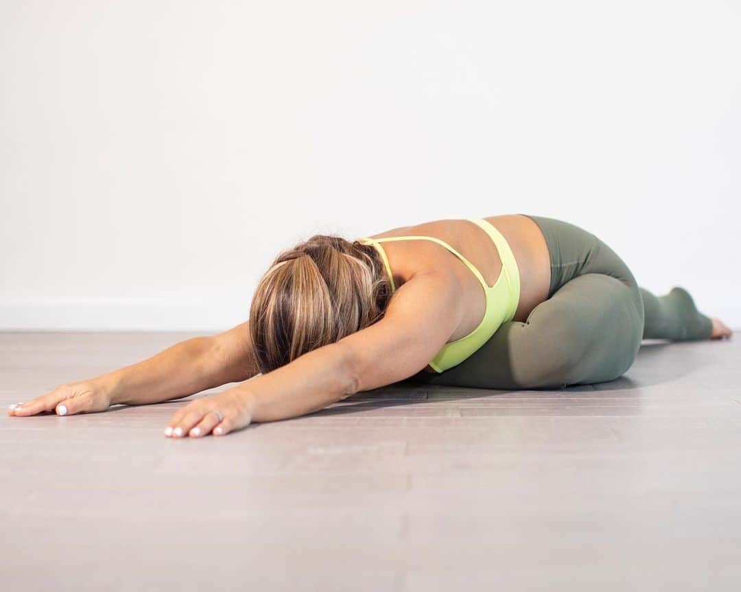 キノ・マクレガ―のインスタグラム：「Many people have a love-hate relationship with Pigeon Pose. Sometimes emotions tend to bubble up to the surface in Pigeon Pose. The hips are widely understood to be storehouses of old emotions, particularly unprocessed feelings of trauma. If something deep arises during your practice, don’t be disturbed. Remain calm and equanimous. Focus on the breath. Tune in to the sensations without judging or trying to solve them. Practice being present with your pain. No force, no fight.   Grab your copy of my new book, Get Your Yoga On, wherever books are sold!   #getyouryogaon #kinoyoga #pigeonpose #practiceyogachangeyourworld」