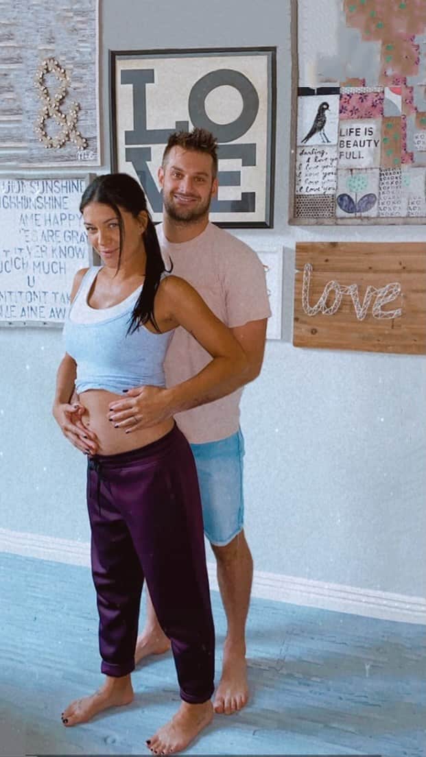 ジェシカ・ゾアのインスタグラム：「My 2020 in review: No resolutions achieved. (I blame COVID) However, @brichrdson15 and I did make a little human. Still in awe of the transformation my body has gone through during pregnancy. Simply amazing the power of a woman’s body! :)」