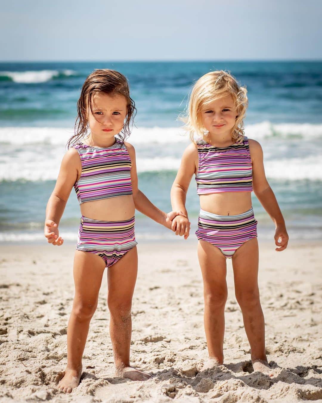 シェイラ・カストロのインスタグラム：「Uma morena, uma loira. Uma igual a mamãe e outra igual o papai! Uma ama sair correndo pro mar, a outra ama ficar sentada brincando na areia! Uma ama coisas perigosas, tipo pular de qualquer lugar, a outra já é toda cautelosa! Minhas meninas, meus amores, minha vida!!! Amo vcs, Liz e Ninna!!! #albumdalizeninna #maedemeninas #maedegemeas」