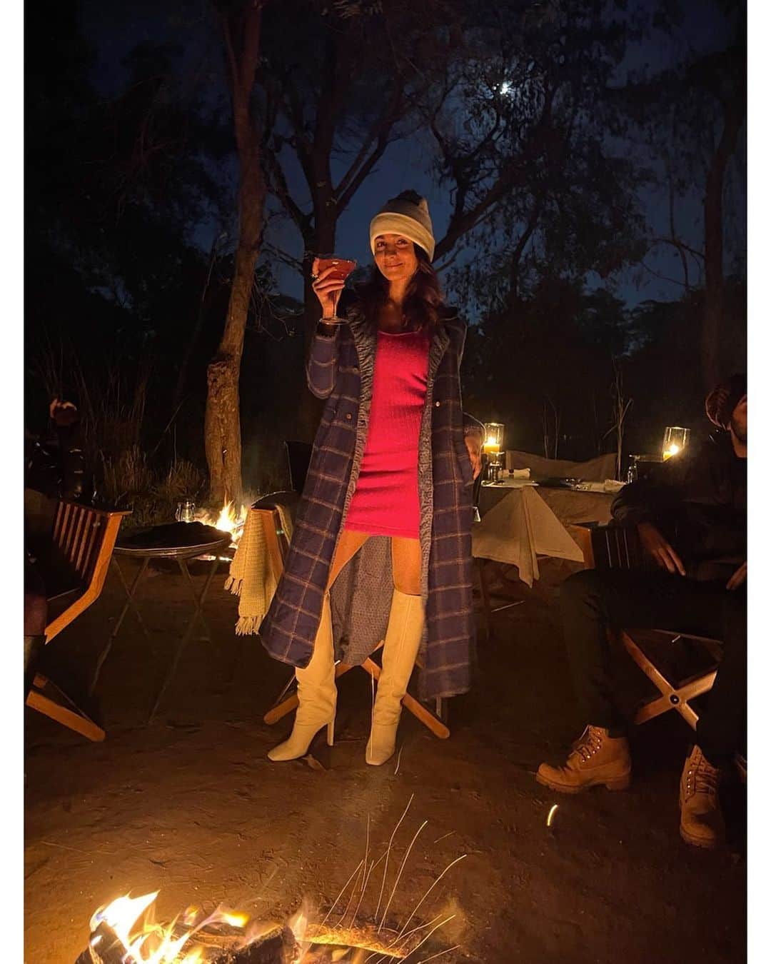 アリア・バットのインスタグラム：「& to whatever lies ahead of us.. cheers! 🍰」