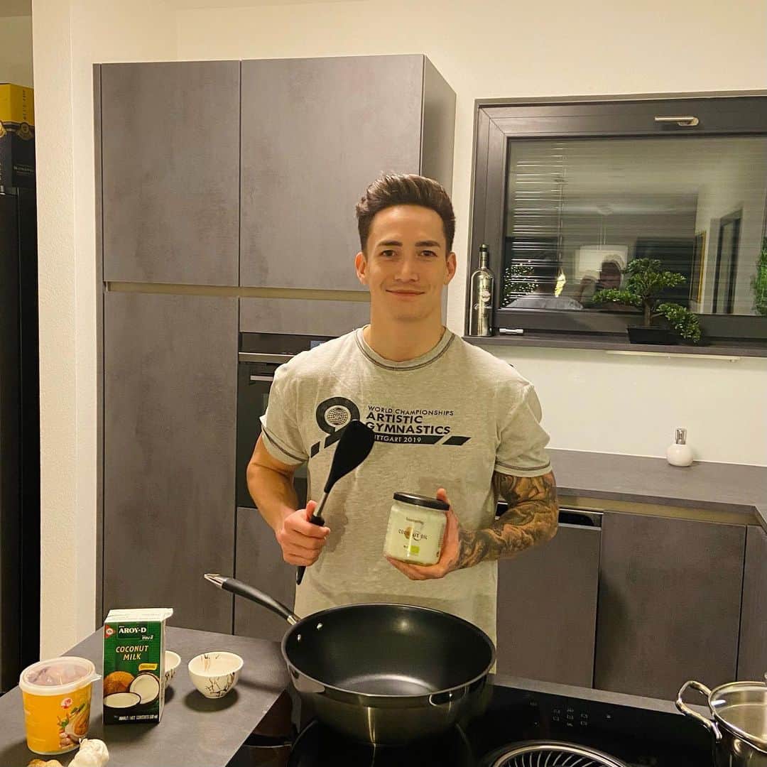 マゼル・ニューエンのインスタグラム：「Perfekt zum Kochen - das Coconut Oil von @foodspring ✌🏼  Mit meinem Code „MarcelFSG“ bekommt ihr 15% auf eure Bestellung 🔥 #foodspring #foodspringfamily #gymnastics #food #coconutoil」