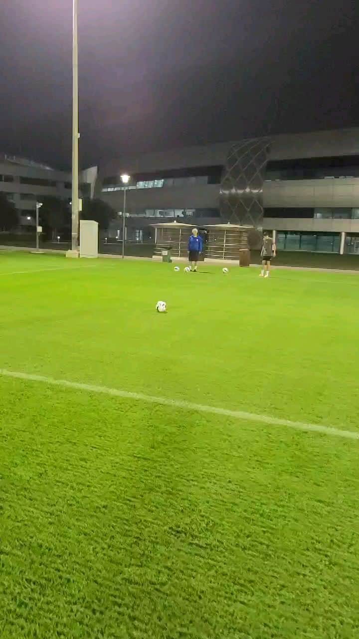 ティム・ケーヒルのインスタグラム：「Master and the apprentice. Bora vs @shaetimcahill 💙⚽📚 finished 4-3 Bora」