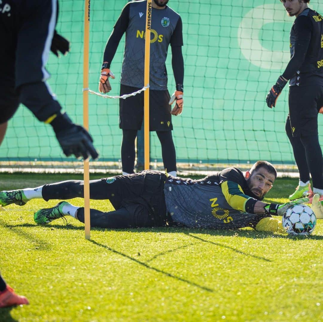 アントニオ・アダンさんのインスタグラム写真 - (アントニオ・アダンInstagram)「O ano está a chegar ao fim mas o trabalho não pára... Há grandes desafios pela frente! ⚽💚  El año llega a su fin. El trabajo no para... Se acercan bonitos retos por delante! ✅🦁」12月31日 3時41分 - antonioadan13