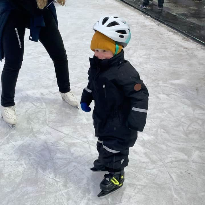 ヴィクトリア・ヘルゲソンのインスタグラム：「Vi åkte skridskor med familjen uppe på Billingen häromdagen. Så mysigt! ❤️❤️ hoppas ni alla får ett fint slut på året med era och kära, och ett bättre 2021! Gott nytt år! 🎆🎆」