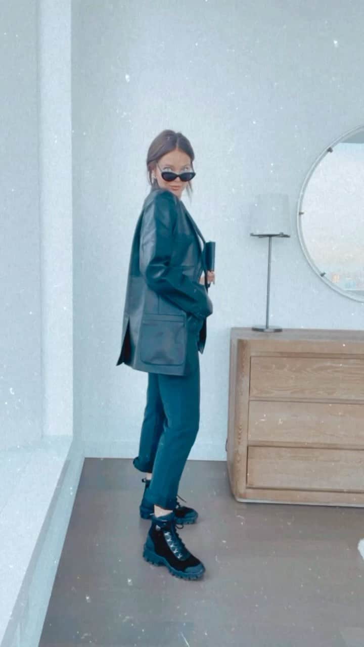 エミリー・DiDonatoのインスタグラム：「I’ve declared 2021 the year of getting dressed again and having a little fun with fashion. Who’s with me? Today’s trend attempt: the leather blazer! How do you think I did?  Blazer: @sundarbay  Jeans: a brand called loop but can’t find them on IG!  Tank: @lululemon  Shoes: @moncler  Sunglasses: @illesteva」