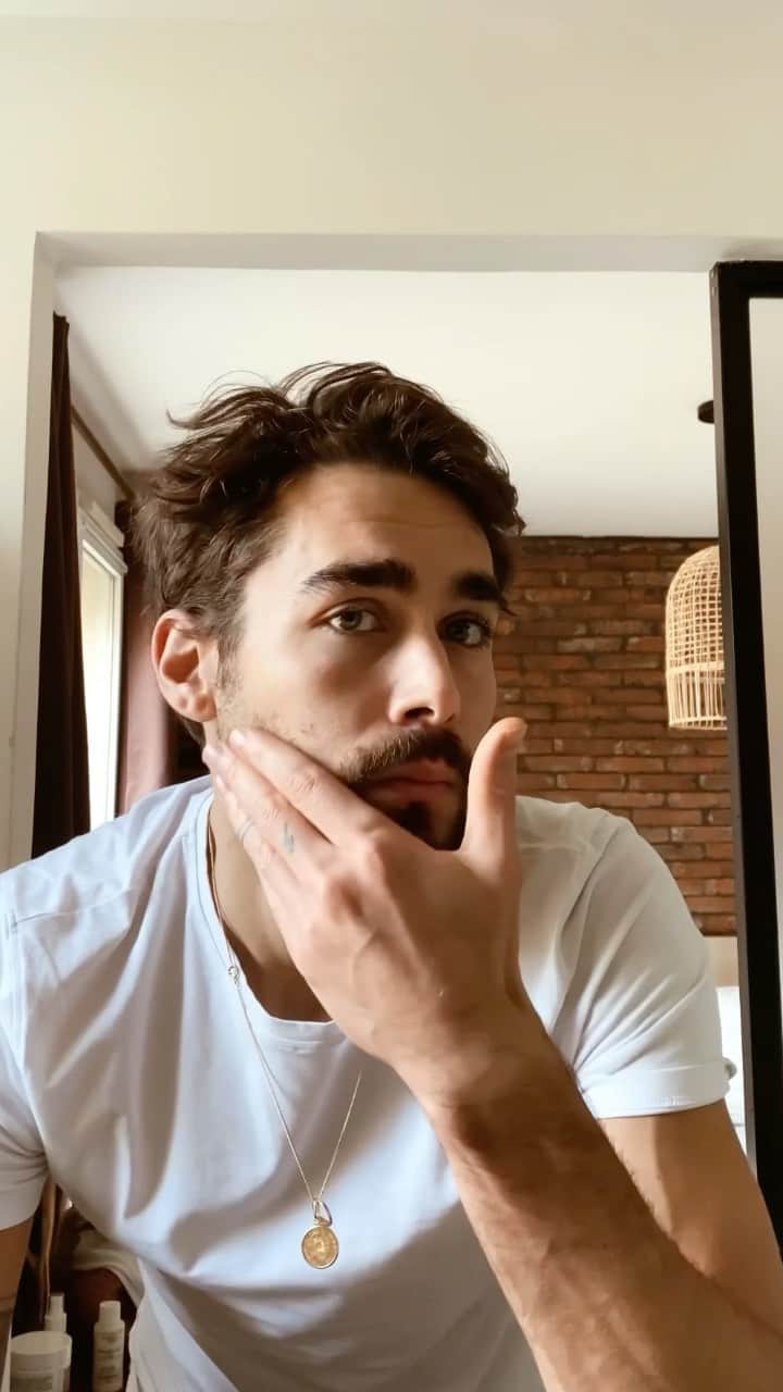 NICOLAS SIMOESのインスタグラム：「Last trim of 2020. Should I keep the moustache ? 😎😂」
