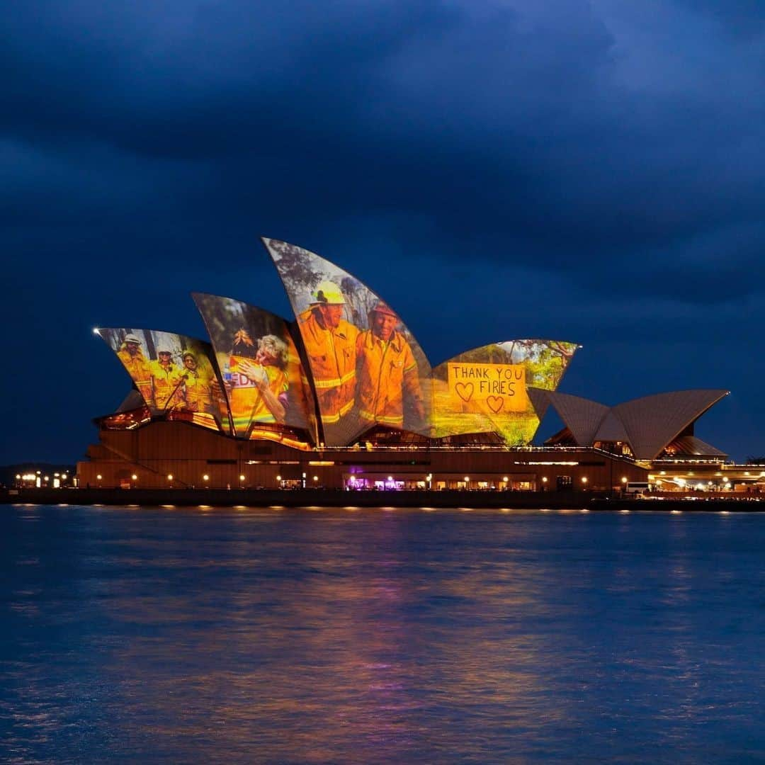 Australiaさんのインスタグラム写真 - (AustraliaInstagram)「⭐ Top performing posts of 2020 - #1 ⭐ A moving tribute to our firefighters, showcased to the world via the sails of the @sydneyoperahouse, who worked tirelessly to save lives, homes, towns, and wildlife in the 2019/20 bushfires ❤️」12月31日 4時00分 - australia