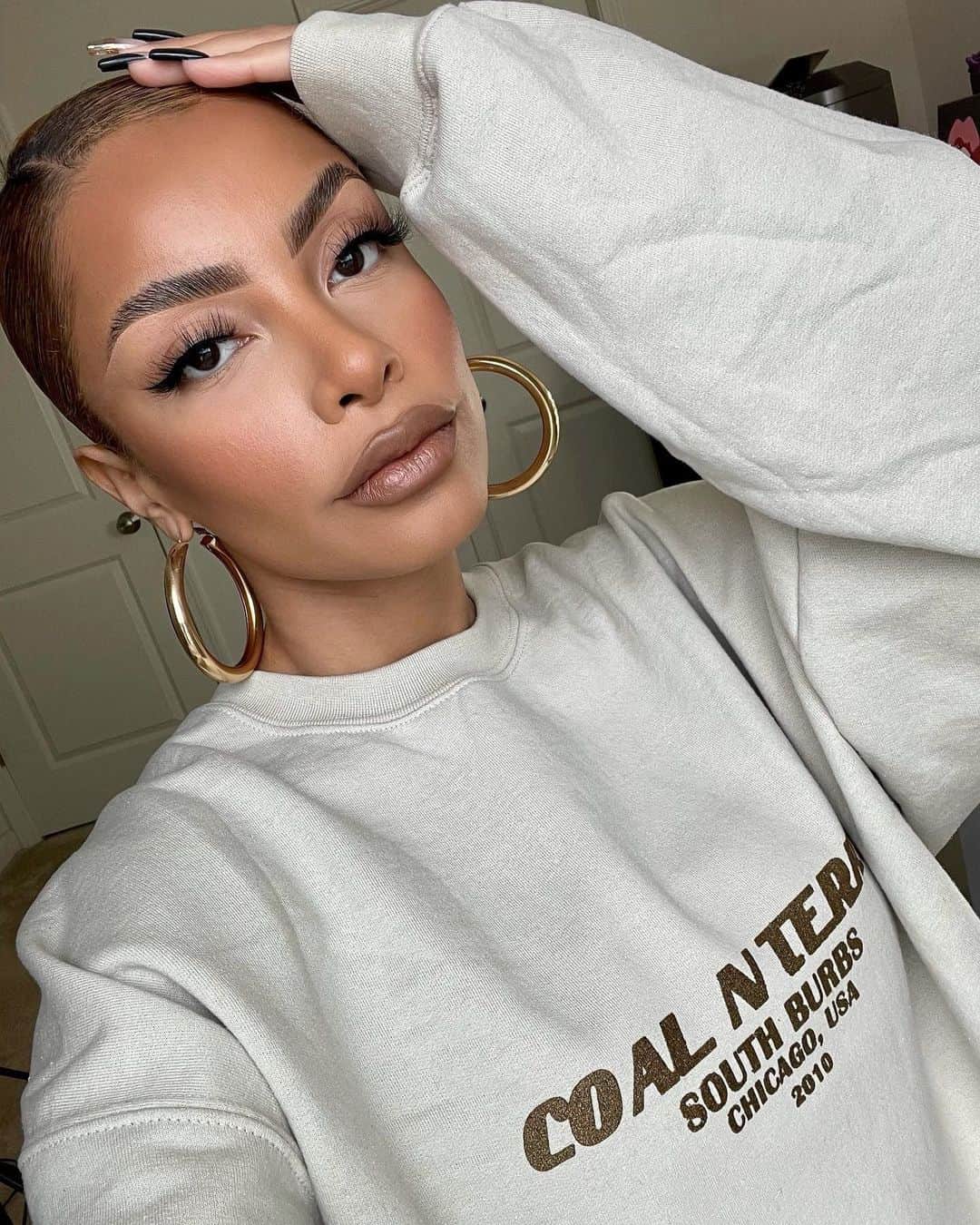 Anastasia Beverly Hillsさんのインスタグラム写真 - (Anastasia Beverly HillsInstagram)「Glam, but make it comfy. ✨ ✨ @jmari_artistry nails her brow look with #AnastasiaBeverlyHills Brow Pen in “Soft Brown x Medium Brown” ✨✨  #anastasiabeverlyhills #anastasiabrows」12月31日 3時53分 - anastasiabeverlyhills