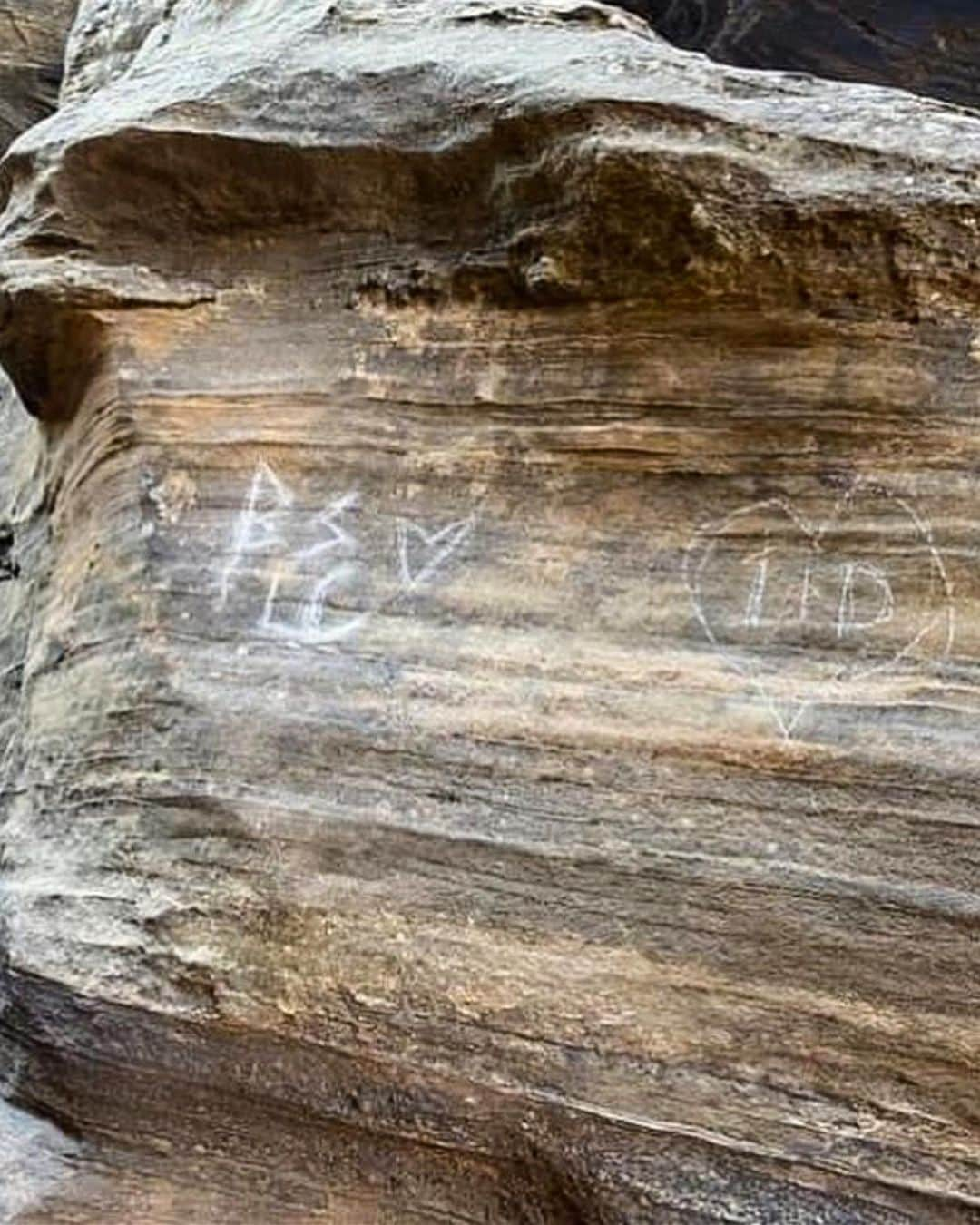 Travis Burkeさんのインスタグラム写真 - (Travis BurkeInstagram)「Swipe right to see a glimpse of the damage in one of my favorite places on earth! :( ⠀ A quote from the Zion National Park Service- “Recently there has been an uptick in some visitors wanting to leave their ‘mark’ during their visit. You can help protect Zion National Park by not creating graffiti. No one comes to the park expecting to see graffiti but nearly every day, staff find words and shapes carved, drawn, painted (with mud, dirt, pigment, paint), or scratched on rocks. Over four million people visit Zion every year. Please allow other park visitors their opportunity for discovery by leaving rocks, plants, archaeological artifacts, and other objects as you found them.” ⠀ This breaks my heart. As someone who encourages people to get outdoors, I feel it is my duty to also help educate people on Leave No Trace principles, and we can all do our part to help educate others. The main goal is to leave spaces that you visit in the same or better condition than how you found them! You can find more at LNT.org. ⠀ Share this post and/or leave a comment to help encourage current and future generations to respect and protect these magical landscapes that we all love! ⠀ Thanks to my friends at @Dometic for joining the @conservationalliance and for encouraging more people in the community to talk about these important subjects! ⠀ Huge respect to all of the unsung heroes of the @NationalParkService! All images captured by the NPS 🙏🏼. Video shot by me last year in Zion. ⠀  #thedestinationdeclaration #leaveitbetter #LNT #Zion #ZionNationalPark #nationalpark #RespectAndProtect」12月31日 3時56分 - travisburkephotography