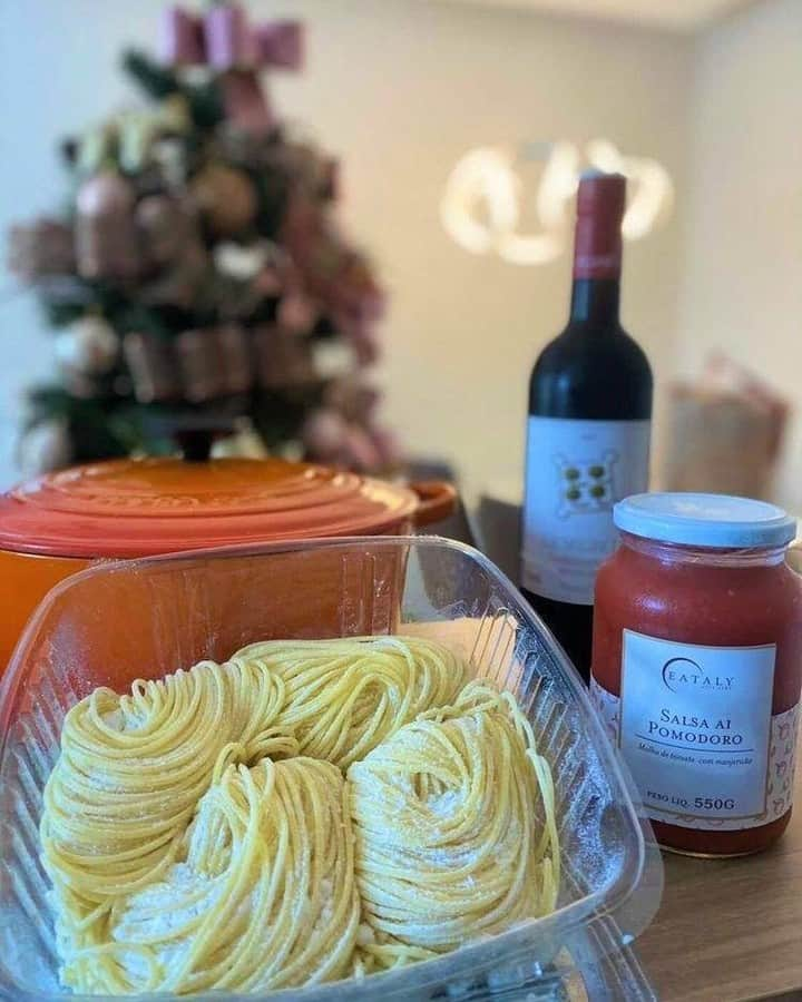 Eataly Brasilさんのインスタグラム写真 - (Eataly BrasilInstagram)「Tutto di Eataly: Spaghetti Fresco, Pomodoro e Vino. O click de hoje é da seguidora Nathalia Matos (@nanah_matos).   Garanta tudo o que você precisa para o seu fim de ano no nosso mercado e deixe a sua Ceia ainda mais especial, com um gostinho de Itália.   Ah, e não esquece de postar a sua foto do Eataly e marcar o nosso perfil oficial - @eatalybr - Compartilharemos os melhores registros aqui no nosso feed. Grazie mille!  #eataly #eatalysp #eatalybr #eatalybrasil #spaghetti #pomodoro #vino」12月31日 4時01分 - eatalybr