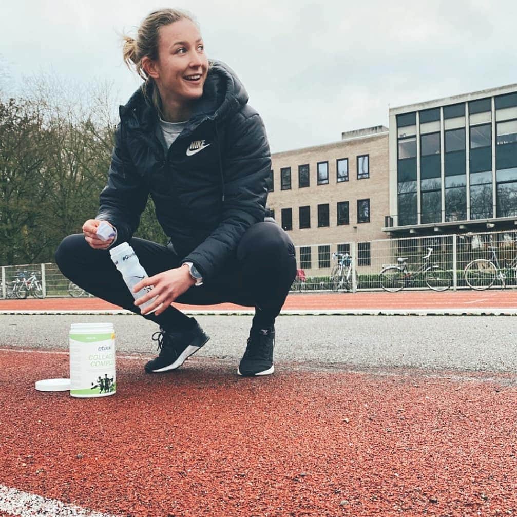 Paulien COUCKUYTのインスタグラム：「It's all about the details and supporting the body 👌🏻 . ➡️ Bij aanvang van een belastende pees-training (krachttraining, horden- en sprinttraining) neem ik het supplement collageen in ! Zo ondersteun ik mijn lichaam in de zware belastingen die het moet opvangen ! 🙌🏻 . Wat is Collageen ?  Collageen is het belangrijkste eiwit dat aanwezig is in pezen, ligamenten, kraakbeen, spieren, botten, huid en bloedvaten. Het zorgt voor elasticiteit en stevigheid waardoor het effectief is voor blessurepreventie en  het versnellen van herstel bij blessures !  . O en ook: laatste verzuringstraining van 2020 ! ✅✅✅ . #collageen #supplement #blessurepreventie #blessureherstel #training #collageencomplex #fuelyourgoals #etixxsportsnutrition #etixxpaulien  (Code ETIXXPAULIEN voor 30% korting op de Etixx website ✌🏻)」