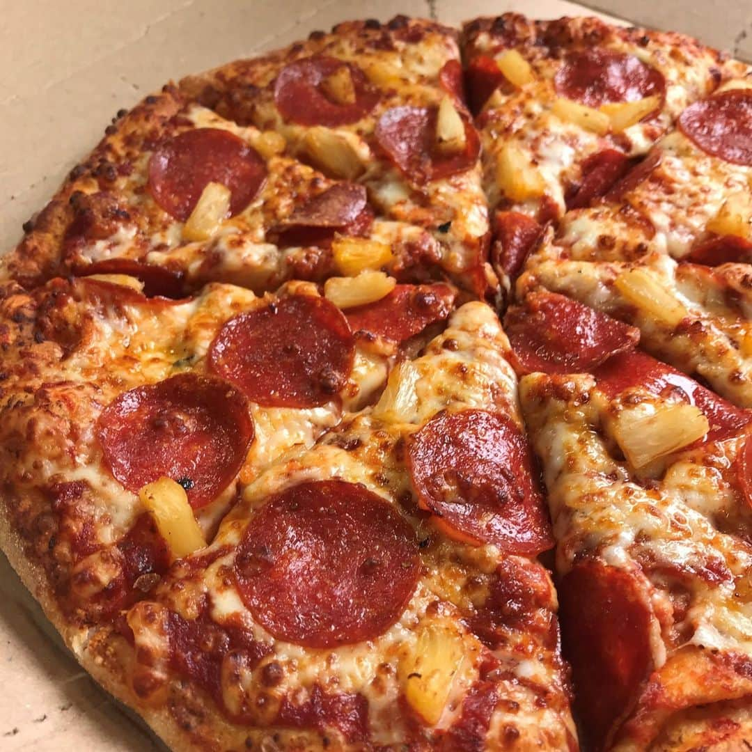 Domino's Pizzaさんのインスタグラム写真 - (Domino's PizzaInstagram)「👍 or 👎: Pineapple on pizza should be left in 2020」12月31日 4時01分 - dominos