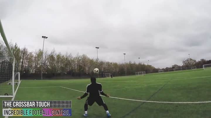 F2Freestylersのインスタグラム：「The Crossbar Touch! 😳 Wait for the end.....😂🤯」