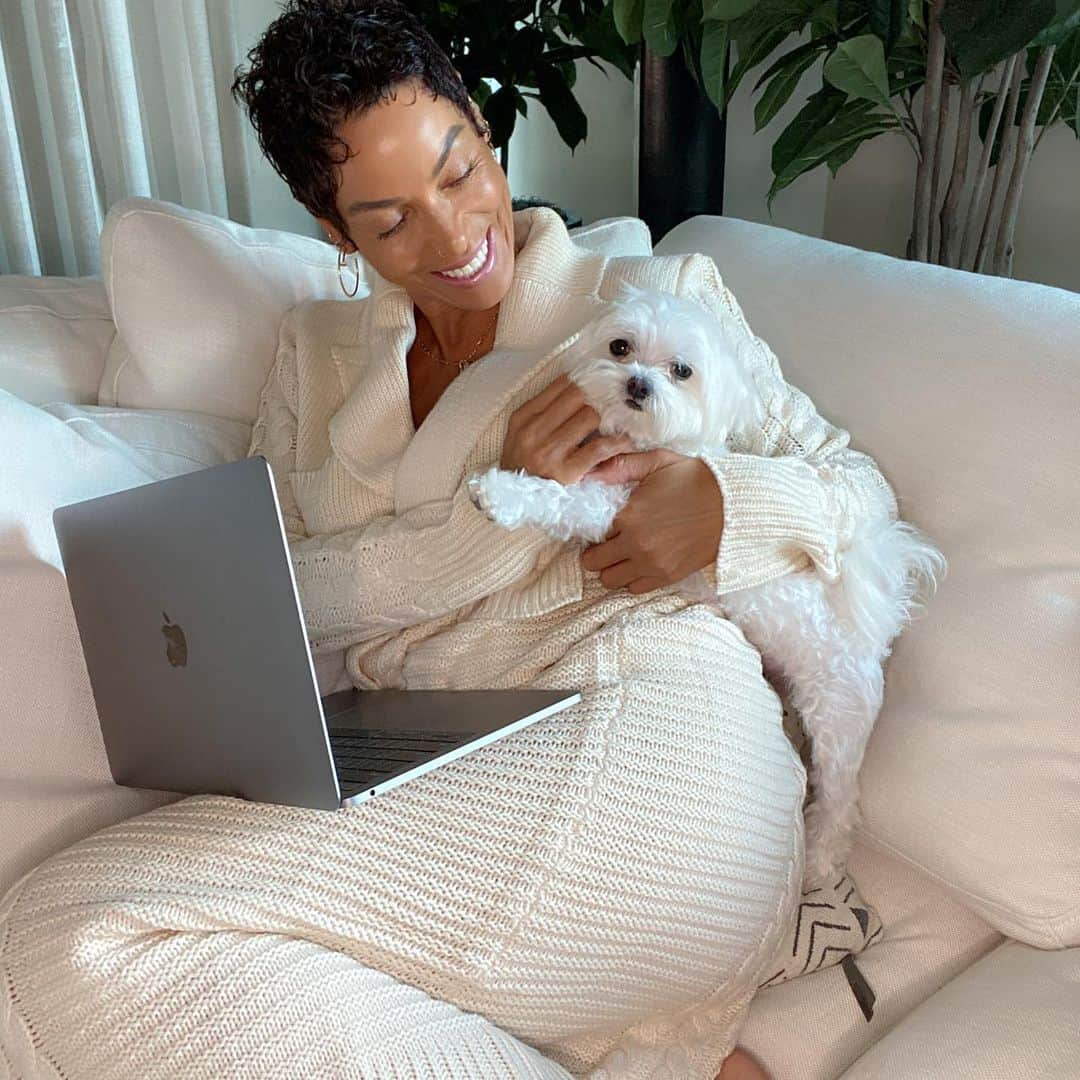 ニコール・ミッチェル・マーフィーのインスタグラム：「Strong women don’t have “attitudes “ We have standards .... #yfoy #everydayconfidence  follow @yfoyshop for #skincare #healthandwellness #nicolemurphy」
