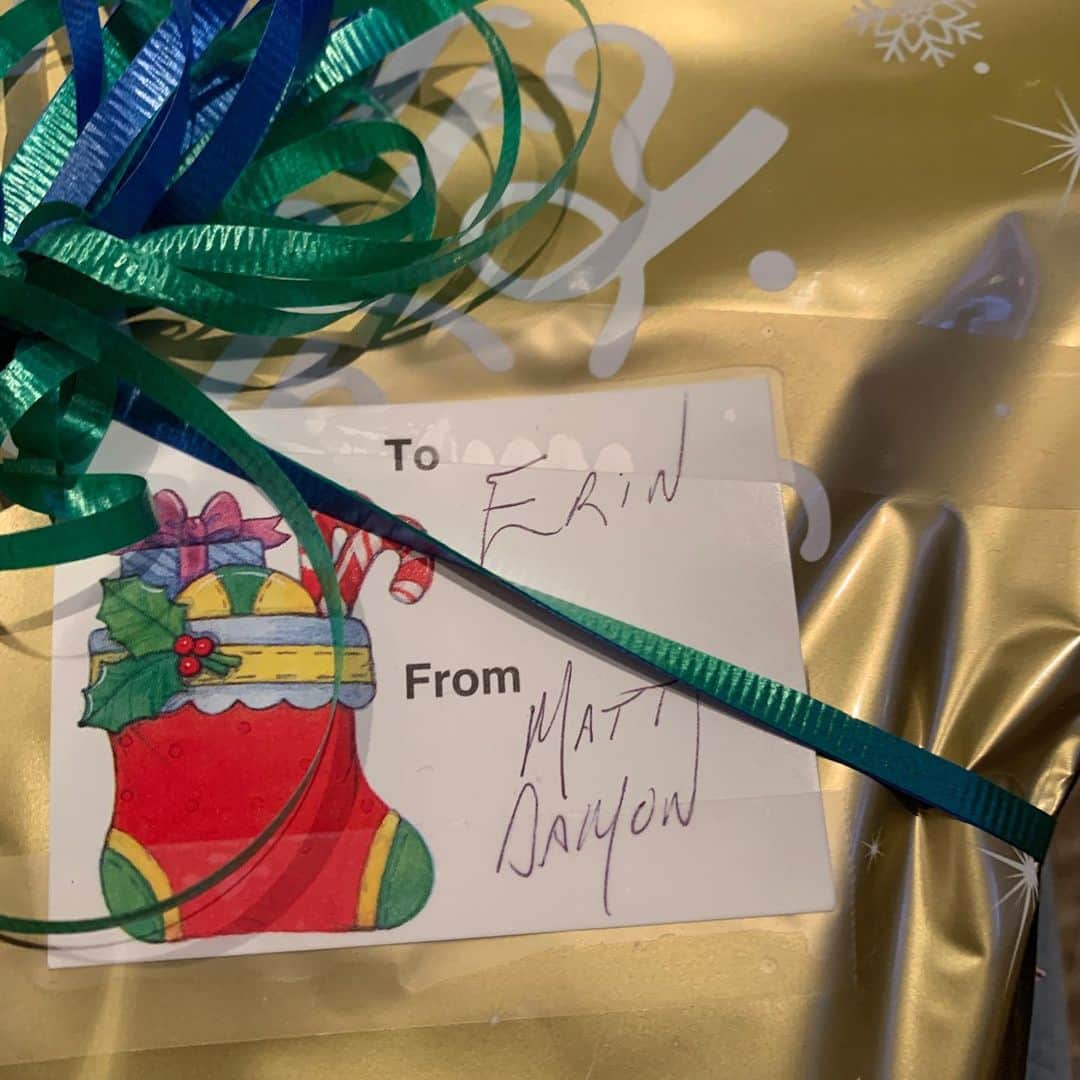 エリン・アンドリューズさんのインスタグラム写真 - (エリン・アンドリューズInstagram)「Yes we are STILL unwrapping Christmas gifts. We like to really extend the holiday. Another thing we like to do (which I will always love) is write funny gift tags. My parents are THE BEST at it. Here are some good “made up” gift tags from this year. Note: Brody is Brody from Homeland...that one was funny Dad @steveandrewswfla」12月31日 4時26分 - erinandrews