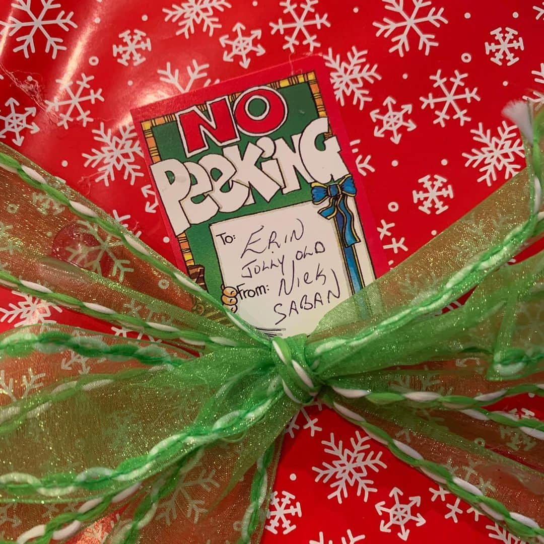 エリン・アンドリューズのインスタグラム：「Yes we are STILL unwrapping Christmas gifts. We like to really extend the holiday. Another thing we like to do (which I will always love) is write funny gift tags. My parents are THE BEST at it. Here are some good “made up” gift tags from this year. Note: Brody is Brody from Homeland...that one was funny Dad @steveandrewswfla」