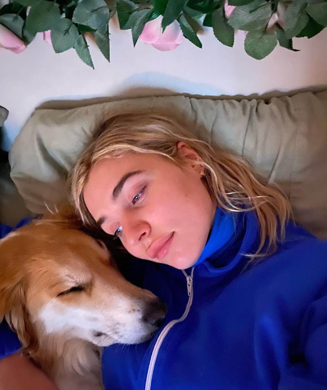 マティー・ノイズのインスタグラム：「you’re my majestically little horsey my fur slug fur pig baby squishel i love u with all my heart & all the silly names i come up for u 🥺❤️ @atlyssthepup」