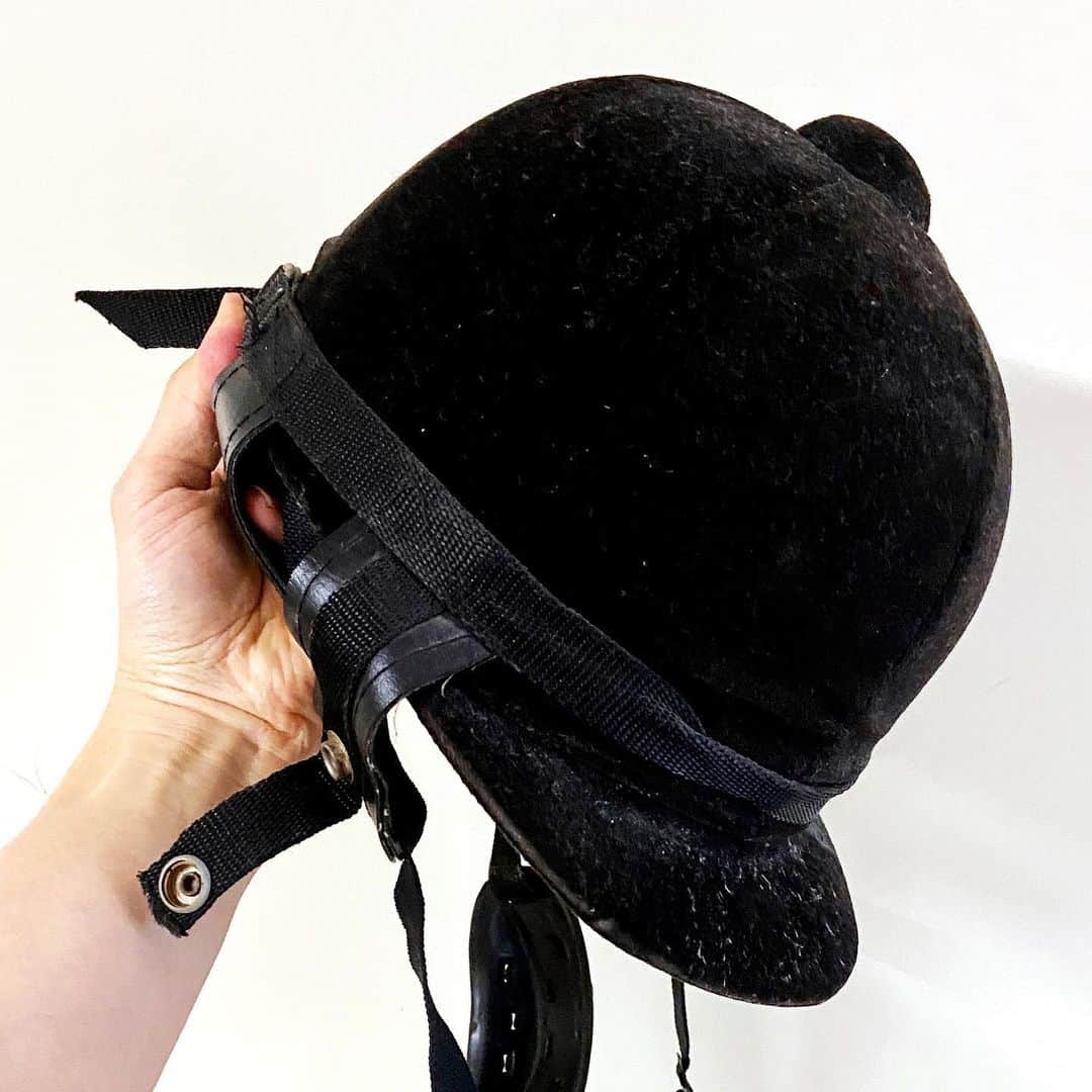 ケンゾーミナミのインスタグラム：「Those “1 Year Ago Today” function has been constantly and heartbreakingly reminding me that I was at my parents’ a year ago and finding all my old stuff. A year ago today I was holding my old riding helmet from when I was a member of the equestrian team in high school.  「一年前の今日」のお知らせ機能が去年の今頃は実家を訪ねていたことを頻繁にリマインドしてくるのですが、一年前の今日は、高校の馬術部だった時の(埃まみれの)ヘルメットを見つけていました。  -----  (12/30/19) “The thing I found at my parents’: My dusty riding helmet from my days at equestrian team in high school.  (2019年12月30日) 実家で見つけたもの: 高校の馬術部の時のヘルメット。”」
