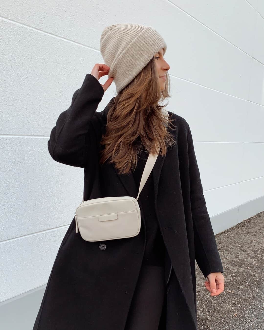 Kapten & Sonさんのインスタグラム写真 - (Kapten & SonInstagram)「'On to new beginnings.' 🌟 @heytammi combines our stylish chest bag Habo "Sandstone" to her cozy winter look! 😍 We love the combination! #bekapten #kaptenandson⁠ .⁠ .⁠ .⁠ #chestbag #accessories #winter #outfit #ootd #inspiration #cozy #style #fashion #inspo⁠ ⁠」12月31日 4時30分 - kaptenandson