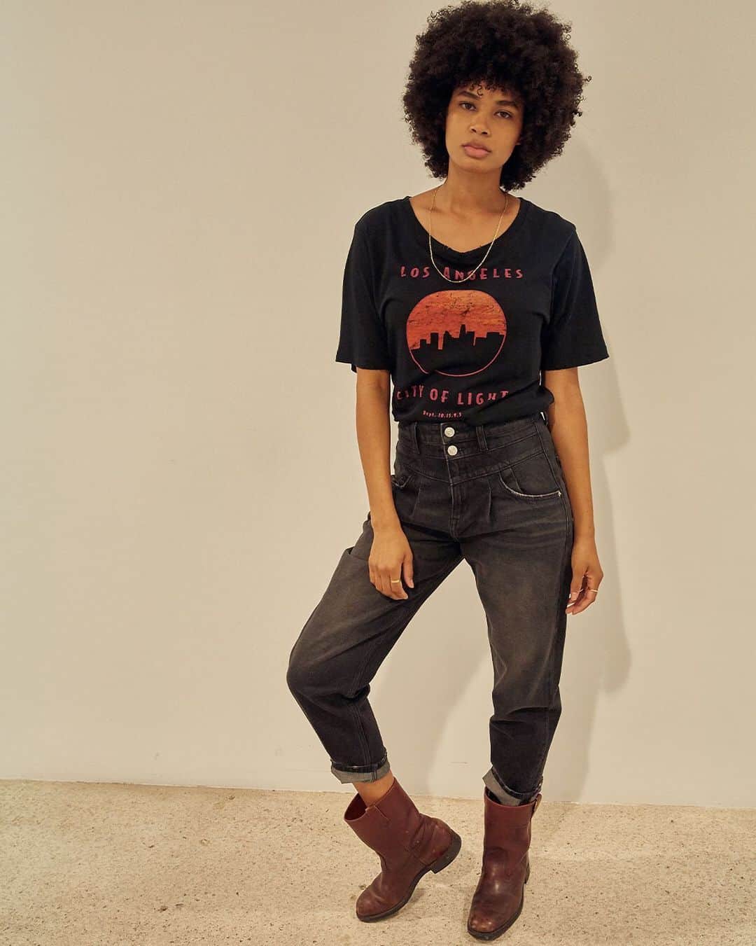 のインスタグラム：「whether you’re driving down the 101 or just chilling at home, the vintage-inspired syd tee will fit your wardrobe all year long / tap the link in our bio to shop  #currentelliott #tshirt #vintage #losangeles #graphictee #fashion」